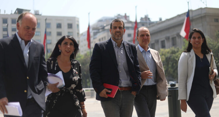 Exministros de Piñera proponen crear IFE para afectados por catástrofes tras incendios forestales