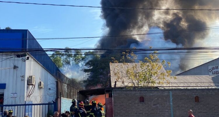 Bomberos controla incendio que afectó a empresa en La Pintana