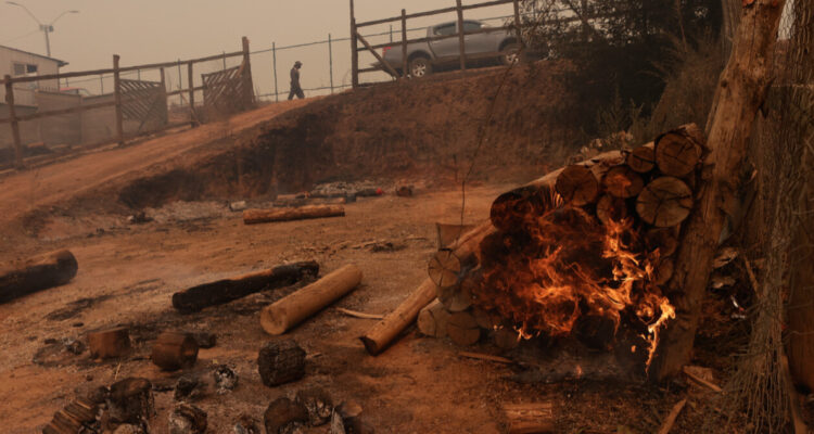 Justicia decreta el arraigo nacional y firma quincenal a soldador imputado por incendio en Arauco