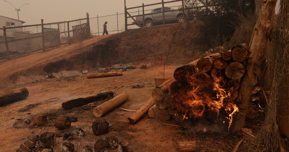 Justicia decreta el arraigo nacional y firma quincenal a soldador imputado por incendio en Arauco