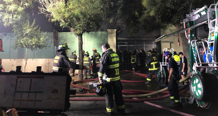 Bomberos combaten un incendio en la Universidad de Los Lagos en Santiago.