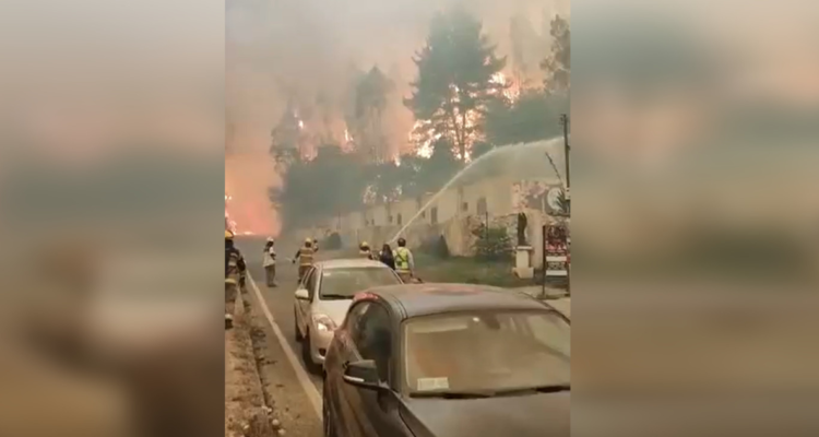Hogar de ancianos se quema en Tomé por incendio forestal: fuego está a 500 metros de Camanchaca