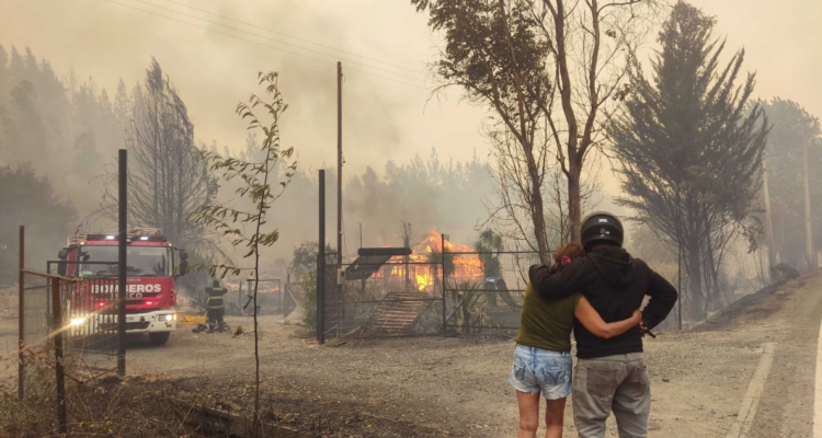 Pareja desconsolada se abraza viendo cómo se incendia su casa en Santa Juana