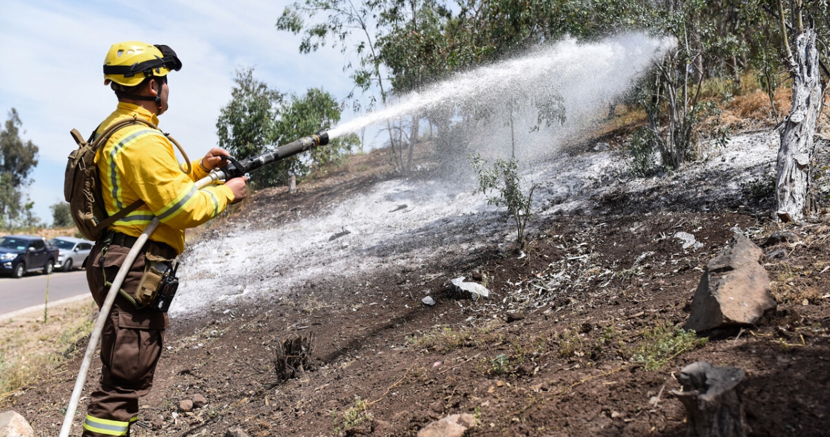 Ocho comunas de la RM tendrán “Botón Rojo” de Conaf esta semana por posibles incendios forestales