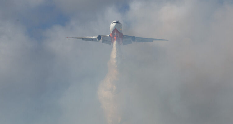 10 Tanker ataca incendios