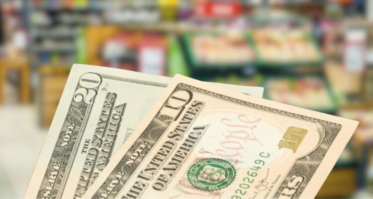 Dólar bajo los $800: “Si se va a invertir, que sea en dólares”