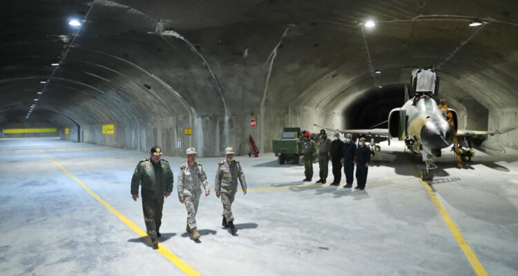 Irán revela su primera base subterránea ‘anti-estados unidos’ para aviones caza