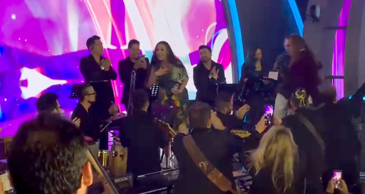 Juanita Parra se acerca a felicitar a baterista en orquesta de Viña del Mar