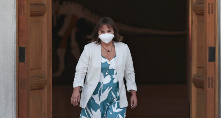 Diputada Labra pide al Gobierno detallar contratación de exministra Jeanette Vega en el Minsal