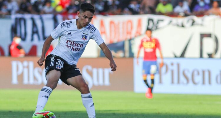 Joan Cruz jugando por Colo Colo.
