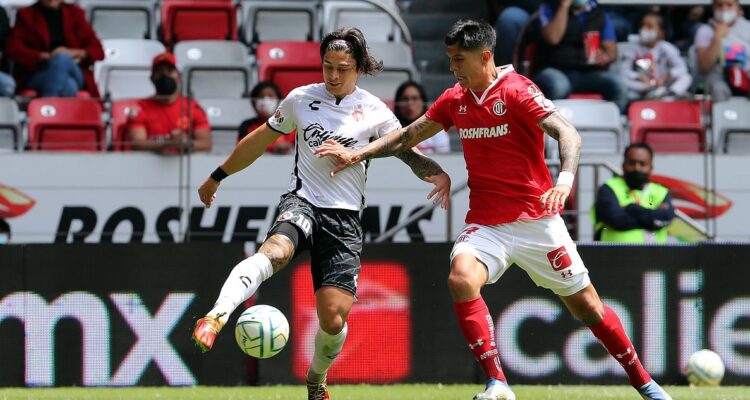 Joaquín Montecinos jugando por el Xolos de Tijuana.