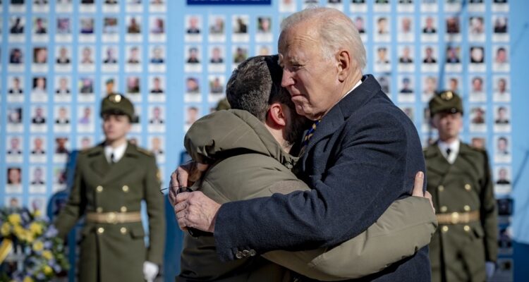 Joe Biden abrazando a Volodímir Zelenski.
