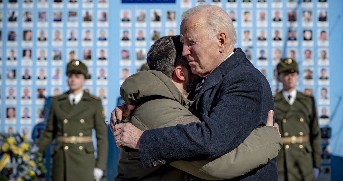 Joe Biden abrazando a Volodímir Zelenski.