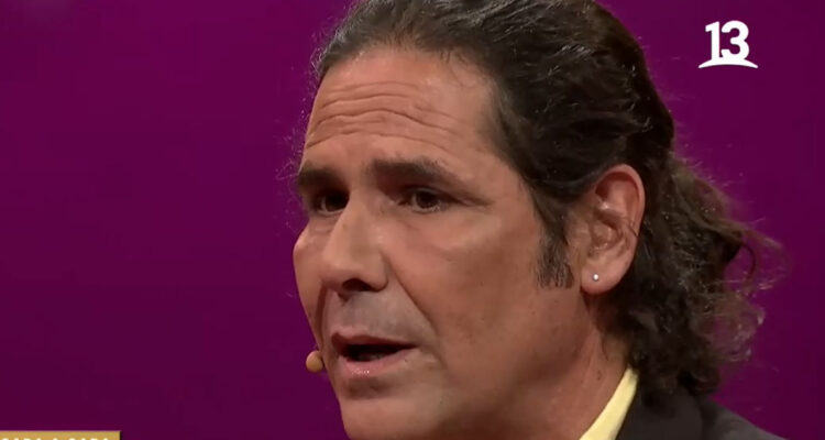 El actor Juan Falcón hablando respecto a la inmigración ilegal.