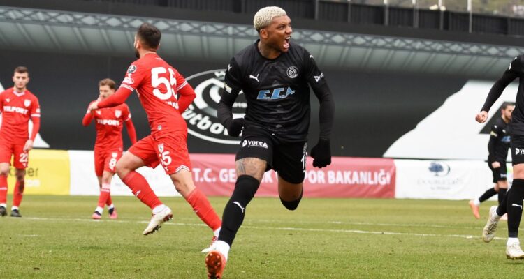 Junior Fernandes venía de anotar un gol para el Manisa FK.