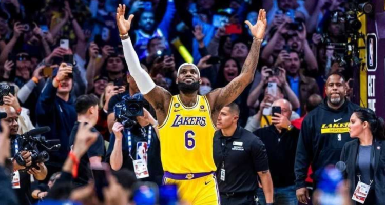 LeBron James toca la gloria en la NBA.
