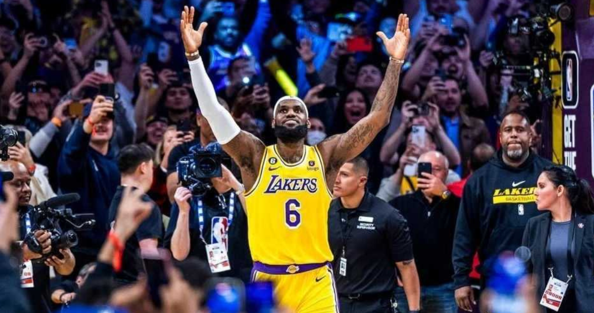 LeBron James toca la gloria en la NBA.