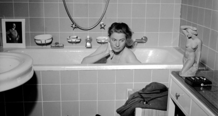 En la cama y bañera de Hitler el día de su suicidio: La historia de la fotoperiodista Lee Miller