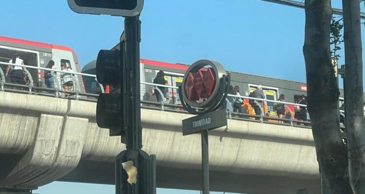 Evacuan trenes de la Línea 4 de Metro por persona en las vías: hay servicio parcial en ese trazado