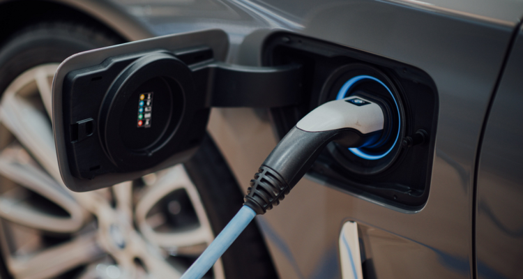 Un automóvil eléctrico, cuya batería requiere litio para funcionar, siendo recargado.