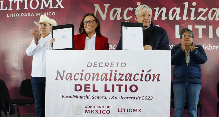El presidente de México, Andrés Manuel López Obrador, firmó este sábado un decreto para nacionalizar el litio y entregar todas las reservas de mineral del país a la Secretaría (Ministerio) de Energía (Sener), en un paso más en su ambicioso plan por explotar el mineral.