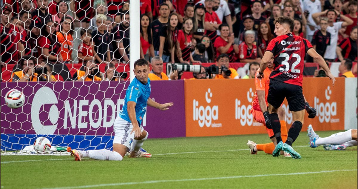 Luciano Arriagada se llena de elogios tras debut soñado en Brasil