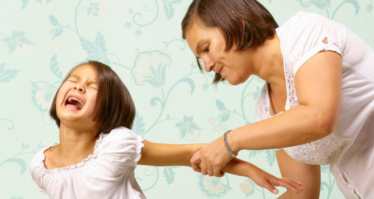 Madre formalizada por maltrato por dar palmadas a hija en Punta Arenas