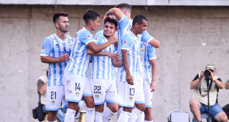 Magallanes hunde al barco de Unión Española.