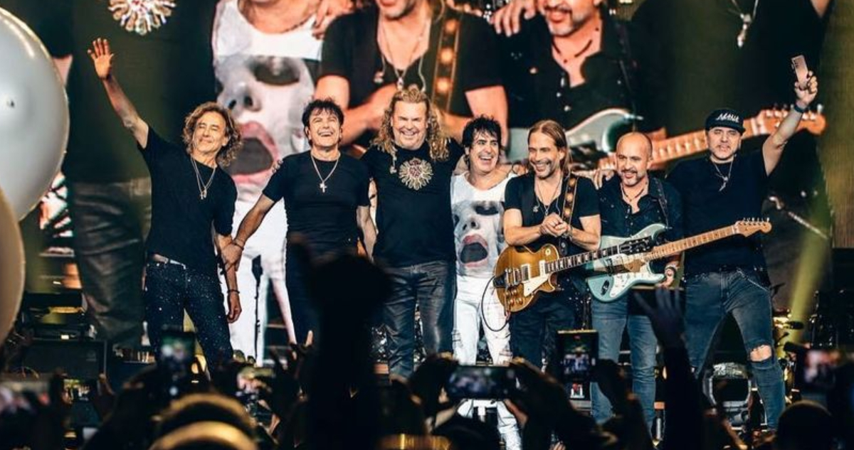 La banda mexicana Maná sonríe y saluda a su público tras un concierto.