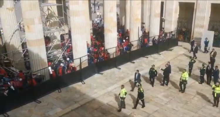 Manifestantes indígenas bloquean acceso al Congreso de Colombia