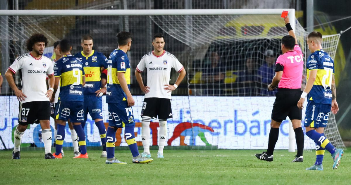 Maximiliano Falcón se fue burdamente expulsado en el Colo Colo vs Everton.