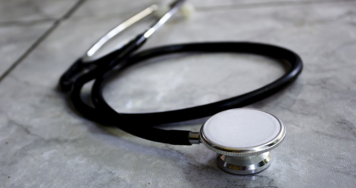 Médicos acusados por negligencia enfrentarán juicio