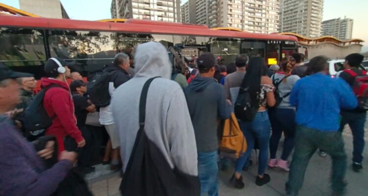 Línea 4 del Metro con servicio parcial por falla: pasajeros repletan paraderos