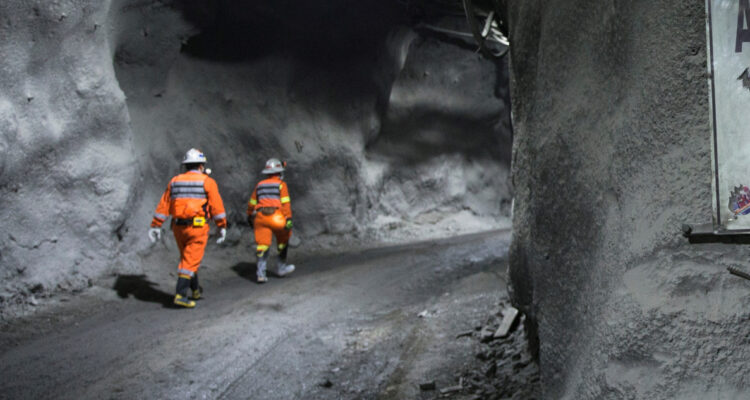 Minera de Grupo Luksic reporta caída de utilidades ante menor precio del cobre y efectos de sequía