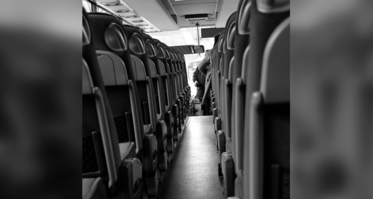 Estaba ebrio: detienen a conductor de minibus zigzagueando por las calles de Puerto Varas