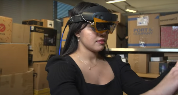 Una mujer prueba los visores de rayos X creados por ingenieros del MIT.