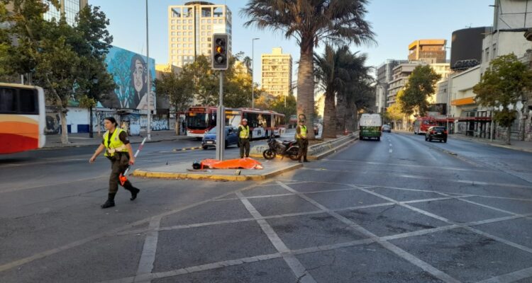 Mujer muere tras accidente entre vehículo y una moto a metros de la Plaza Baquedano