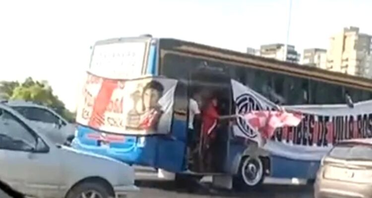 Muere hincha de River Plate tras caer de bus en su camino al Monumental