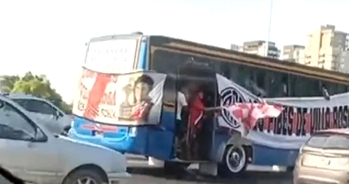 Muere hincha de River Plate tras caer de bus en su camino al Monumental