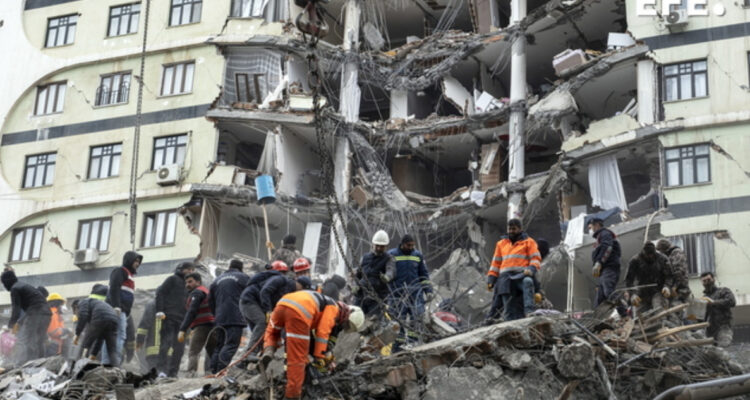 Ya son más de 3.000 muertos en Turquía y Siria tras devastadores terremotos