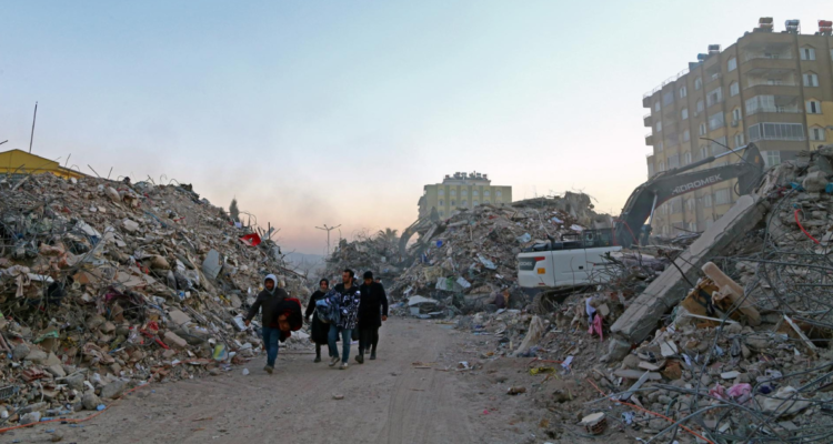 Muertos en Turquía suben a más de 33 mil