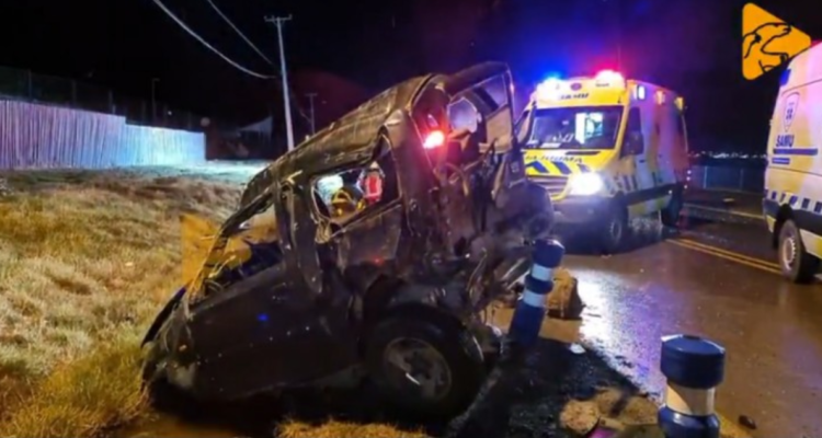 Vehículo destruido tras el accidente en Natales.