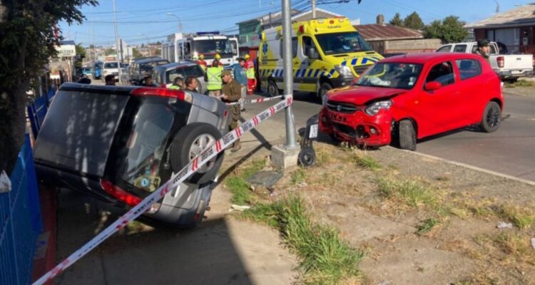 Mujer salva de milagro de ser aplastada por auto en accidente de tránsito mientras pintaba su cerco