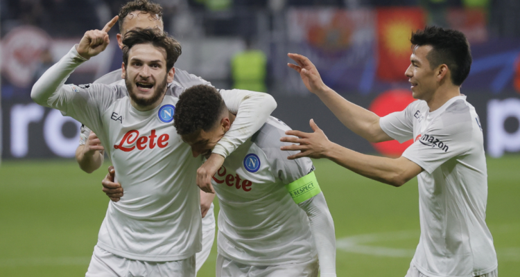 Napoli le da un golpe en Alemania al Eintracht Frankfurt.