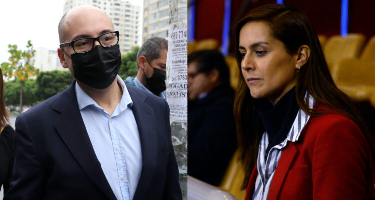La humorista Natalia Valdebenito mira hacia un costado seria. A su lado, Nicolás López caminando fuera de tribunales.
