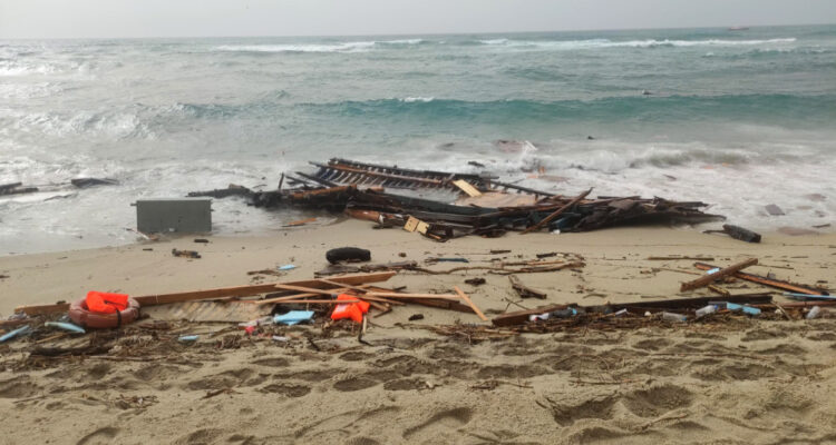 Naufragio en Italia Los contrabandistas nos tiraron al mar para aligerar el peso de la barca