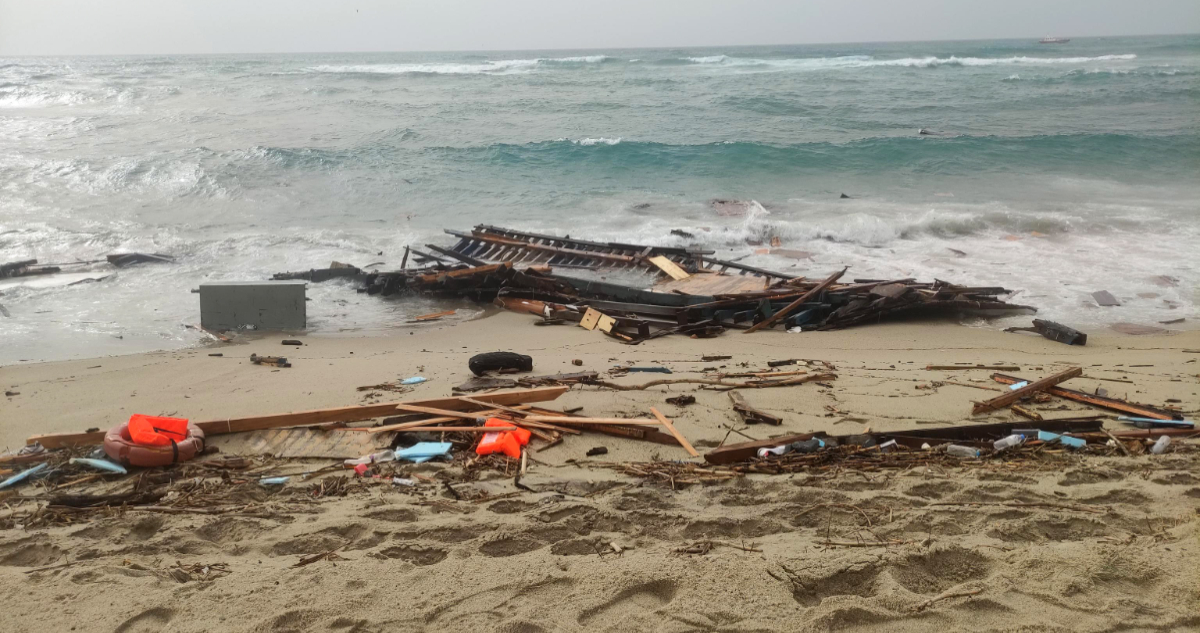 Naufragio en Italia Los contrabandistas nos tiraron al mar para aligerar el peso de la barca
