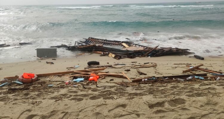 Elevan a 60 los muertos y a 80 los sobrevivientes por naufragio en Italia: iban más de 200 migrantes