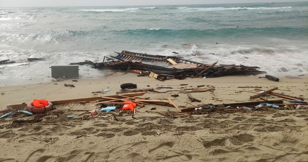 Elevan a 60 los muertos y a 80 los sobrevivientes por naufragio en Italia: iban más de 200 migrantes