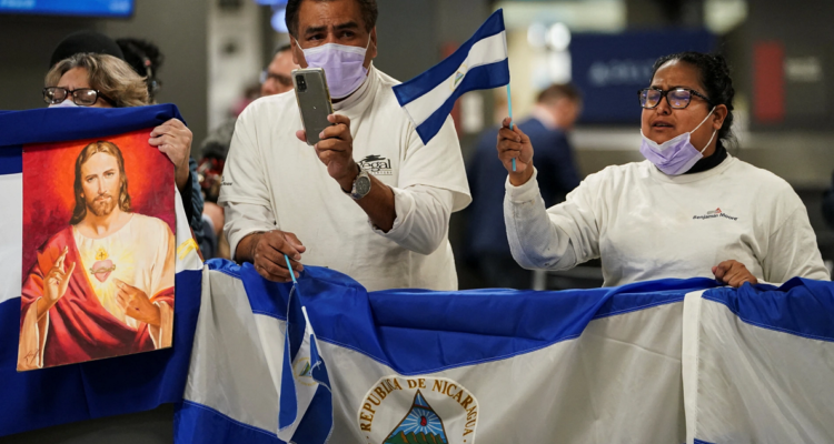 Activistas esperan la llegada de algunos de los más de 200 presos políticos de Nicaragua en el aeropuerto internacional de Dulles, en Virginia.